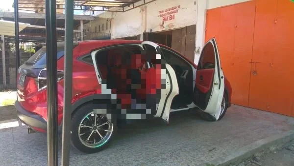 Polisi saat melakukan pengamanan TKP penemuan mayat dalam mobil.