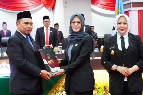 Penyerahan Laporan Hasil Pemeriksaan di ruang paripurna DPRD Sulsel (Dok : Ist).
