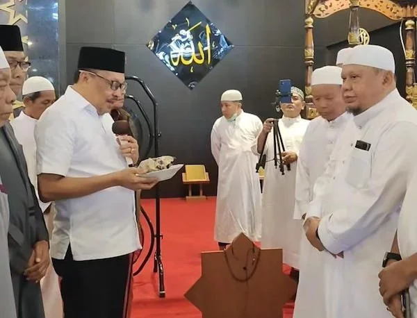 Ketua Umum Pengurus Pusat Kerukunan Keluarga Turatea (KKT), Dr. H. Alimuddin saat menyerahkan bantuan secara simbolis kepada Ketua Yayasan Masjid Agung Jeneponto, Dr. dr. HM. Syafruddin Nurdin. (Ullah).