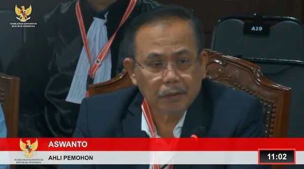 Prof Aswanto saat memberikan pandangannya di MK sebagai Saksi Ahli pemohon Sarif-Qalby. (Foto/ tangkapan layar).