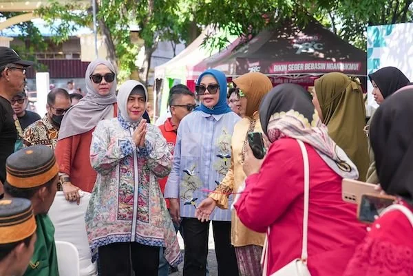 Ketua TP PKK Kota Makassar, Indira Yusuf Ismail, dalam Festival Kelong Anak Lorong (Kenalan Lorong) Zona 4  Kecamatan Tallo,  Minggu (04/08).