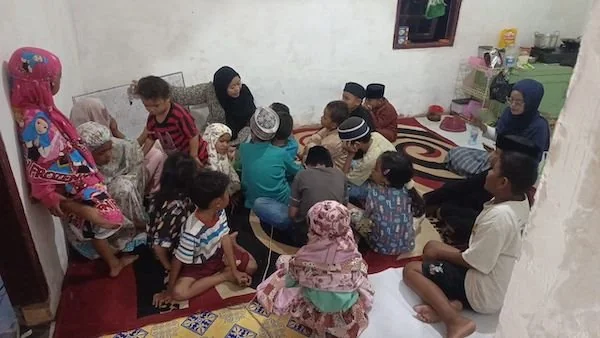 Kegiatan belajar anak putus sekolah di Mamuju (dok:ist)
