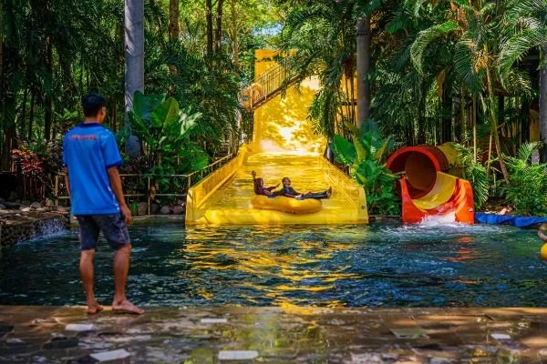 Keseruan wahana yang ada di Bugis Waterpark (Dok: Ist).