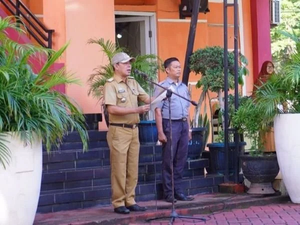 Camat Biringkanaya, Juliaman memimpin upacara pengibaran bendera Merah Putih di halaman Kantor Kecamatan Biringkanaya (Dok : Ist).