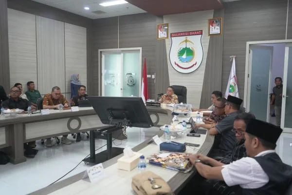 Wagub Sulbar Salim S Mengga saat memimpin rapat tim terpadu pengendalian dan evaluasi izin usaha pertambangan mineral bukan logam dan batuan (Dok : ist).