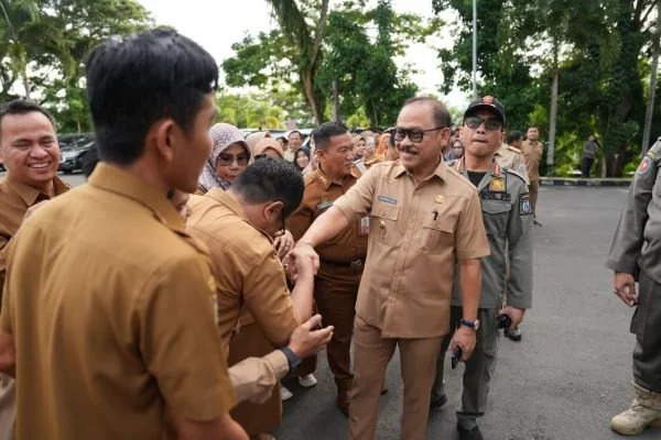 Gubernur Sulbar Suhardi Duka disambut ASN lingkup Pemprov Sulbar (Dok : Ist).