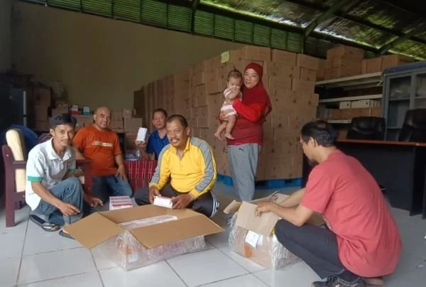 Dinkes Sulbar saat mendistribusikan logistik Program Tuberkulosis (dok:ist)
