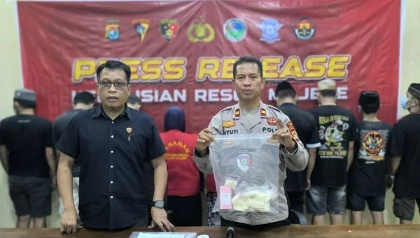 Kasat Narkoba dan Kasi Humas polres Majene saat menggelar Press release (Dok : Ist).