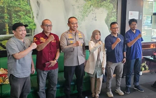 Kapolrestabes Makassar Kombes Pol Mokhamad Ngajib dan Ketua Amsi Sulsel Hajriani Ashadi serta Pengurus Amsi  Saat Foto Bersama.