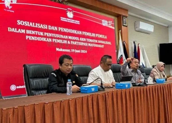 Ketua KPU Sulsel Hasbullah dan Komisioner lainnya Hasruddin bersama jajaran sekretariat KPU Sulsel saat sosialisasi tekait KKN Tematik bekerjasama dengan Unhas Makassar.