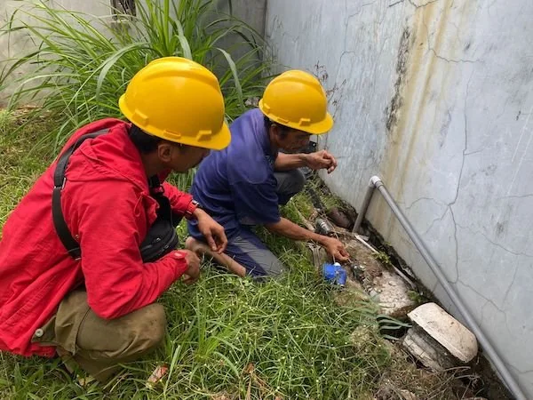 Tim Teknik dari Bagian DKA Melakukan Flushing (Dok: Ist).