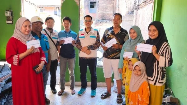PLN UP3 Makassar Selatan saat memberikan santunan bagi korban kebakaran (Dok: Ist)