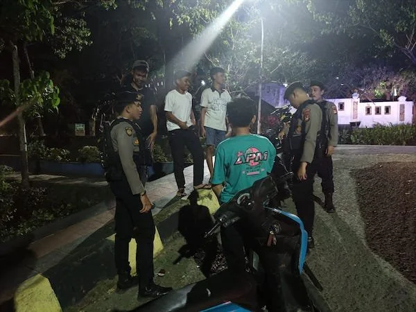 Jajaran personil Samapta Polres Jeneponto saat melakukan patroli dimalam hari. (Ist).