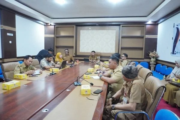 Wakil Bupati Jeneponto, Islam Iskandar saat memimpin Rakor Penanggulangan Kemiskinan Daerah (TKPKD). (Ist).