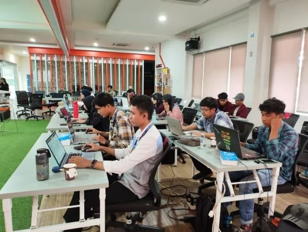 Monev.id bekerjasama dengan Yayasan Komunitas Open Source menggelar Kelas Akselerasi Bisnis dengan Ilmu Data tanpa Coding yang berlangsung di IndigoHub Makassar.