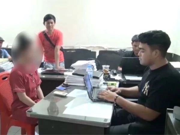 Ibu tiri korban saat dimintai keterangan (Dok : Ist).
