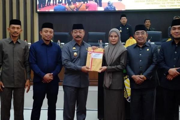 Wakil Bupati Gowa, Abdul Rauf Malaganni menyerahkan Rancangan Peraturan Daerah Rencana Pembangunan Jangka Panjang Daerah tahun 2025-2045 pada Rapat Paripurna DPRD (Dok : Ist).