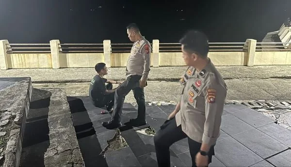 etugas Pos Operasi Ketupat Anjungan Pantai Manakarra saat Menggelar Patroli.