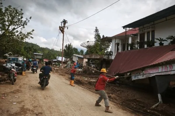 Petugas PLN melakukan penarikan kabel untuk disambungkan ke tiang-tiang listrik jaringan tegangan rendah (JTR) baru di Kabupaten Agam. Total lebih dari 600 tiang listrik pengganti berhasil dipasang oleh Petugas PLN guna memastikan suplai listrik kepada ma
