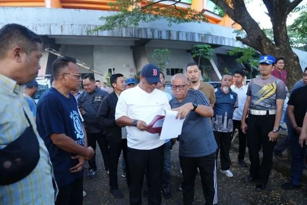 Penjabat Gubernur Sulsel, Bahtiar Baharuddin,bersama Kadispora Sulsel, Suherman saat meninjau lokasi stadion di Gor Sudiang.