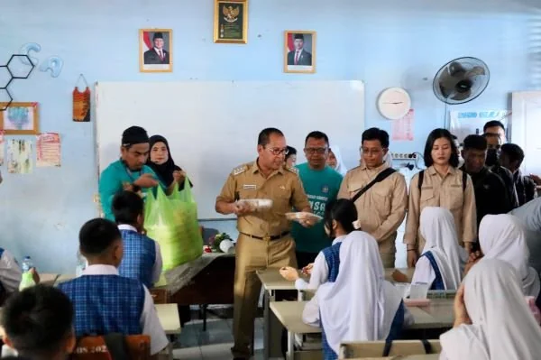 Suasana Uji Coba Makan Bergizi Gratis di SMP 1 Mamajang (Dok : Ist).