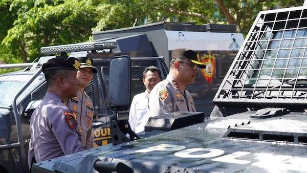 Kapolda Sulbar saat melakukan pengecekan kendaraan taktis yang disiagakan untuk mengamankan aksi unjuk rasa di Mamuju(dok:ist)