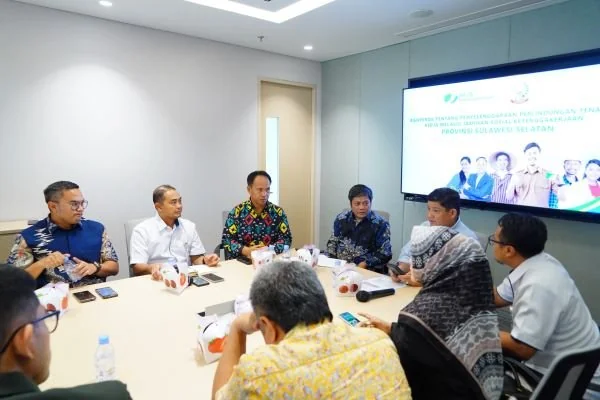 Pansus Pembahas Rancangan Perda tentang Perlindungan Tenaga Kerja Melalui Jaminan Sosial Ketenagakerjaan melakukan konsultasi ke Kantor Pusat BPJS Ketenagakerjaan.