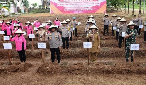 Wagub Sulsel, Fatmawati Rusdi saat launching Penguatan Program  Pekarangan Pangan Lestari (P2L) di pekarangan lapangan Polda Sulsel (Dok: Ist)