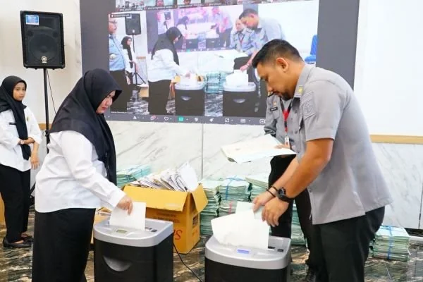 Pemusnahan arsip fisik fasilitatif dan substantif (Dok : Ist).