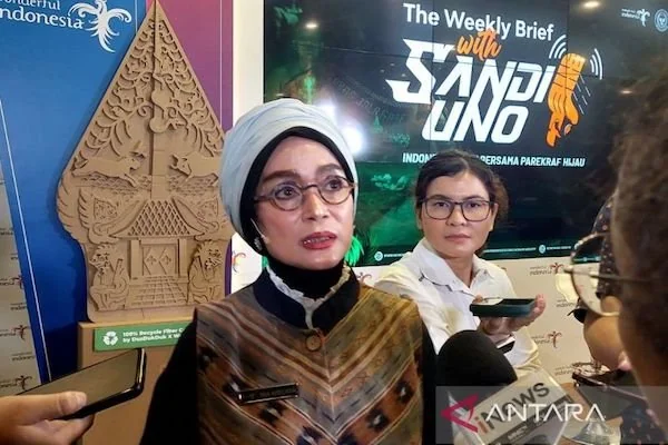 Adyatama Kepariwisataan dan Ekonomi Kreatif Ahli Utama Kemenparekraf Nia Niscaya dalam jumpa pers mingguan yang digelar di Jakarta, Senin (10/6/2024). ANTARA/Sinta Ambar