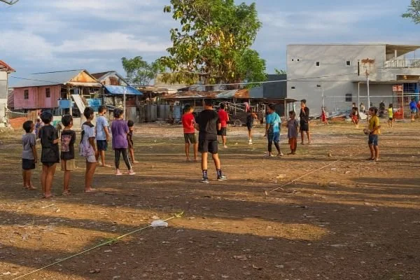 Potret anak-anak  Kelurahan Bira, Tamalanrea saat bermain voly di sekitar pemukiman dekat dengan proyek PLTSa (Dok : KabarMakassar).