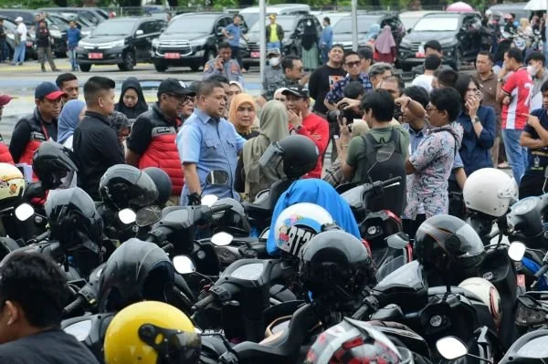 Wali Kota Makassar, Munafri Arifuddin saat meninjau kendaraan dinas (Dok : Ist).