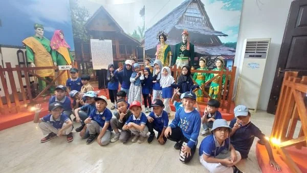 SD Sekolah Alam Bosowa Ajak Siswa Belajar Sejarah Lewat Kunjungan Edukatif ke Museum Kota Makassar. Dok. Ist