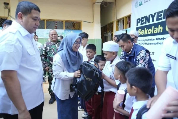 Wali Kota Makassar Munafri Arifuddin saat Membagi Paket Sekolah Gratis serta Peluncuran Gerakan Lingkungan Bertajuk, #BombebotolPlastik (Dok: Ist).