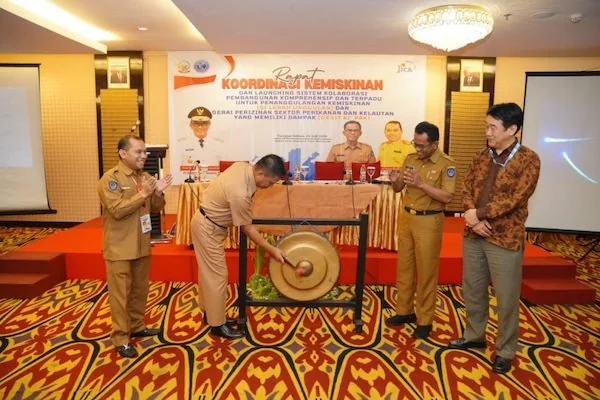 Sekretaris Daerah Provinsi Sulawesi Selatan, Darmawan Bintang dan Kepala Bappelitbangda Sulawesi Selatan, Setiawan Aswad pada launching program sistem kolaborasi pembangunan komprehensif dan terpadu penanggulangan kemiskinan (Si Lebah Unggulan) (Dok: Int)