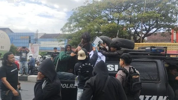 Mahasiswa yang di amankan pihak kepolisian saat gelar aksi unjuk rasa (Dok: Atri KabarMakassar)