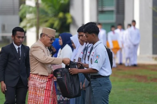 Gubernur Sulbar SDK saat memberikan dukungan pada pelajar berkebutuhan khusus (Dok : Ist).