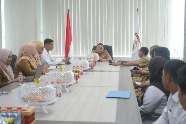 Wagub Sulbar Salim S Mengga saat memimpin rapat  persiapan menjelang kunjungan tim monitoring dan evaluasi pembangunan Satuan Pelayanan Pemenuhan Gizi (SPPG) di wilayah Sulbar (Dok : Ist).