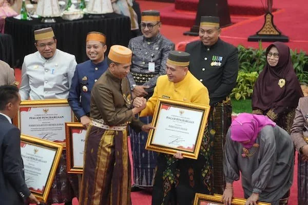 Wali Kota Makassar Munafri Arifuddin saat Menerima Penghargaan, (Dok: Ist).