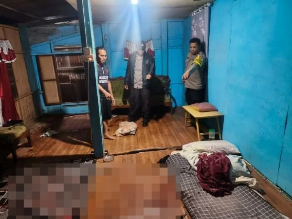 Personel kepolisian saat mendatangi TKP rumah korban penganiayaan (Dok : Ist).