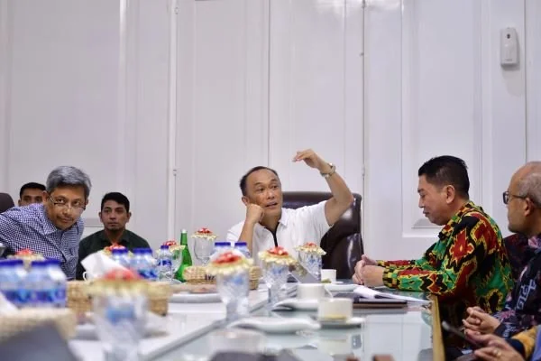 Pj Gubernur Sulsel, Zudan Arif Fakhrulloh, Pj Sekprov Andi Muhammad Arsjad dan TPID Sulsel saat rakor inflasi di Rujab Gubernur.