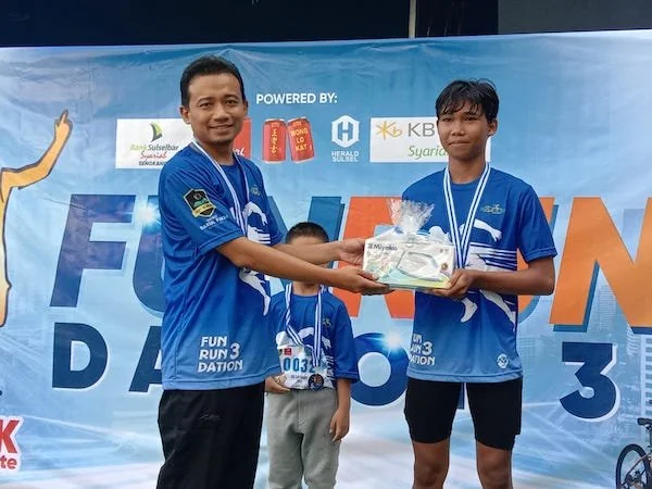 Suasana Pemberian Doorprize Fun Run Dation 3 Makassar, (Dok: KabarMakassar).
