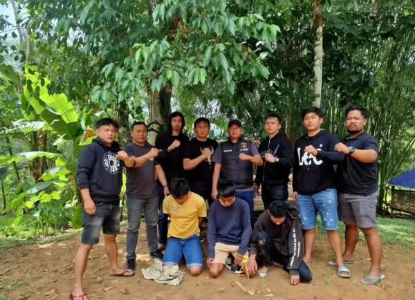 Polisi saat mengamankan para pelaku. (Dok: Ist)