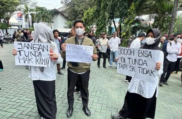 Aksi ujuk rasa CPNS dan PPPK 2024 di DPRD Makassar (Dok : Ist).