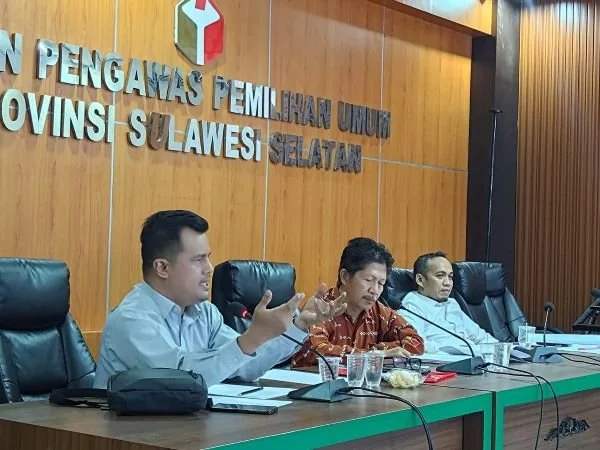 Bawaslu Provinsi Sulawesi Selatan menggelar rapat konsolidasi data dan hasil pengawasan pencocokan dan penelitian (Coklit) dan penyusunan dan rekapitulasi DPHP, sampai pleno penyusunan DPS di tingkat kabupaten untuk bahan dalam melakukan pengawasan pada p