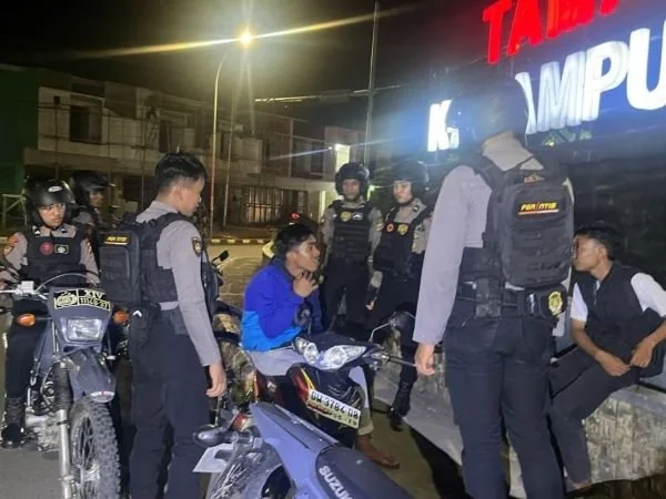 Satuan Samapta Polres Sinjai saat patroli malam (Dok : Ist).