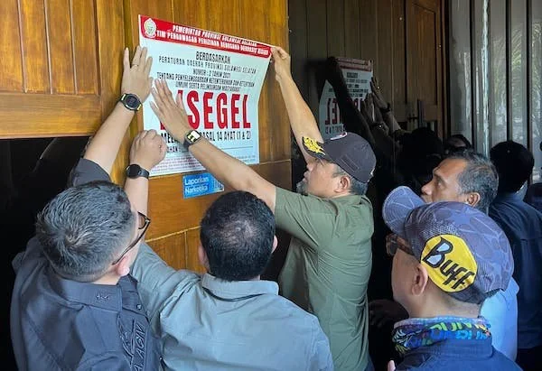 Penyegelan yang dilakukan oleh Tim Terpadu Pengawasan Perizinan Berusaha Berbasis Risiko pada Tempat Hiburan Malam di Kota Makassar (Dok: Ist)