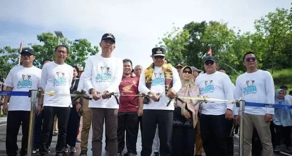 Pj Gubernur Sulsel Bachtiar Baharuddin saat meresmikan jembatan kembar Kota Parepare, Selasa (9/1). Foto dok Humas