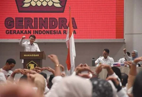 Ketua DPC Partai Gerindra Makassar Eric Horas (kiri) pada rapat koordinasi bersama bakal paslon wali Kota Makassar, Andi Seto Asapa-Rezki Mulfiati Lutfi di Makassar, Minggu (11/8).