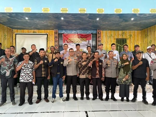 Pengukuhan Forum Kemitraan Polisi dan Masyarakat (FKPM) Abbulo Sibatang Kecamatan Tellulimpoe. (Dok: Ist)